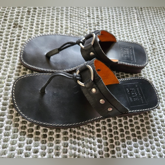 FRYE Riven LEATHER SANDAL Thong 7.5 Southwest Stud Western Coastal Cowgirl EUC - Picture 3 of 15
